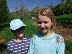 Spass mit selbstgemachten Blumentattoos bei Natur reality in Lichtenfels, Franken