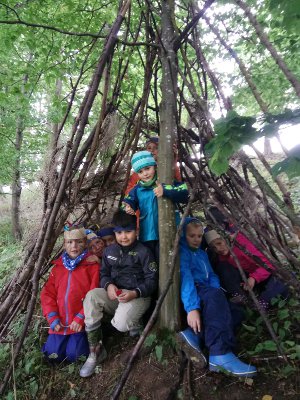 Unterkunft bauen im Wald bei Natur reality in Lichtenfels, Franken