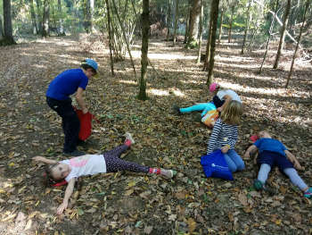 Kinder im Wald machen Naturabdrücke mit Natur reality in Lichtenfels Franken