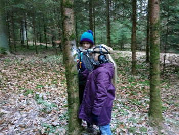 Beobachtung mit Hilfsmittel im Winterwald bei Prächting Natur reality Ebensfeld Franken